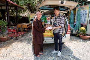 Hoàng Kỳ Nam và chiếc xe chở quà từ thiện trong ngày sinh nhật của mình