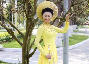 Siêu mẫu Thùy Dương xinh tươi với áo dài xuân của NTK Nguyễn Tuấn