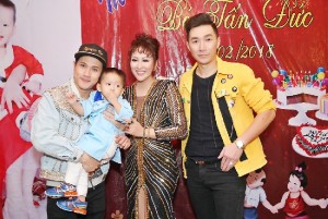 Ca sĩ Nguyễn Vũ và siêu mẫu Nam Phong chụp hình với mẹ con Phi Thanh Vân