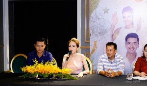Hoa hậu Diễm Hương và siêu mẫu Hồ Đức Vĩnh (trái) tại buổi họp báo