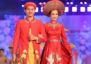 Nam vương Duy Linh và Hoa khôi Kiều Trang trong bộ áo dài sen thêu của NTK Nguyễn Tuấn