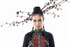 Á quân H’ Ăng Niê bước ra từ "Bức tranh Tây nguyên" của NTK Việt Hùng