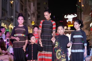 H’Ăng Niê và các người mẫu nhí trình diễn BST “Âm vang đại ngàn” của NTK Việt Hùng