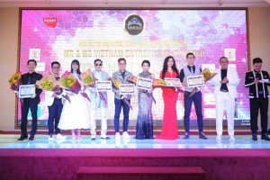 Ban tổ chức chương trình tặng hoa cảm ơn các vị giám khảo và êkip sản xuất