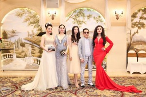 Từ trái sang: Tân hoa hậu Thái Bình Dương Võ Nhật Phượng, Nữ hoàng Đông Nam Á Kim Trang, Nữ hoàng Trang sức, Bầu Hòa, Nữ hoàng Sắc đẹp Trần Huyền Nhung