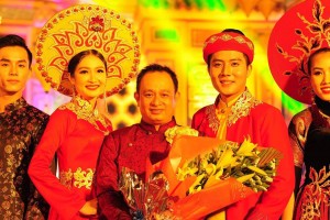 NTK Nguyễn Tuấn (giữa) cùng hoa khôi Kiều Trang và người mẫu Hoàng Long trong trang phục áo dài Bách hoa hội tụ