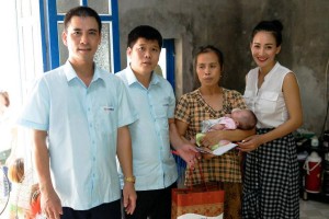 Valentines Vân Nguyễn (phải) chia sẻ với trẻ em có hoàn cảnh khó khăn mừng ngày 1/6