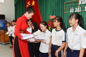 Á hậu Thạch Thải tặng áo dài cho các nữ sinh