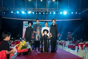 NTK Việt Hùng (áo trắng), Hoa hậu Diễm Hương, Á quân Người mẫu VN Vũ Linh, Hoa khôi Đỗ Hoàng Anh Thư và mẫu nhí Đỗ Hoàng Thiên Nga