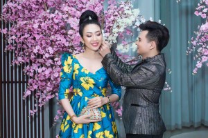 Hoa hậu Thái Bình Dương Nhật Phượng được MC Trường Giang chăm sóc sửa lại bông tai trước khi vào sự kiện