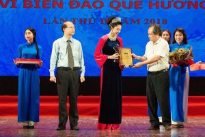 Hoa hậu Thái Bình Dương Võ Nhật Phượng nhận bằng khen từ Ban tổ chức chương trình