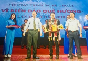 Nam vương Huy Hoàng (thứ 2 từ phải sang) được vinh danh trong chương trình