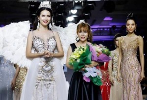 NTK Ngọc Hồng được khán giả chúc mừng với BST Nắng Pha Lê của cô