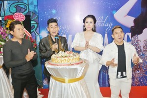 Từ trái sang: diễn viên Kinh Quốc, ca sĩ Đoan Trường, Nữ hoàng Sắc đẹp Kim Trang và lực sĩ Phạm Văn Mách