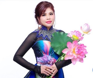 Hoa hậu sắc đẹp Thùy Dương trong trang phục áo dài với họa tiết hoa sen