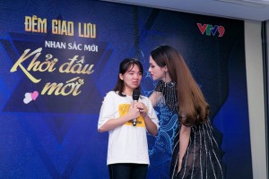 Hương Giang lên sân khấu động viên một thí sinh đang xúc động khi trình bày hoàn cảnh gia đình