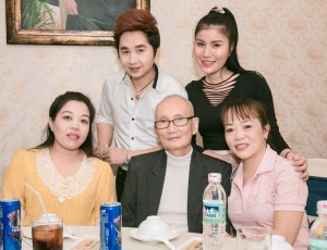 Ca sĩ Bằng Cường - Phương Nhạc (đứng) cùng với nhà thơ Hương Vũ, nhạc sĩ Giao Tiên và cô Út Phương Quế Như