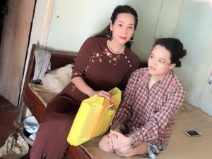 Hoa hậu Vũ Loan tặng quà cho bệnh nhân nghèo