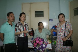 Ca sĩ - doanh nhân Giáng Hương (phải) cùng ca sĩ Thiên Long và Lưu Trúc Ly đến trao tiền từ đêm nhạc từ thiện "Biển dâu" cho nghệ sĩ hài Vũ Quang