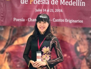 MC Quỳnh Hoa cùng tà áo dài Việt Hùng