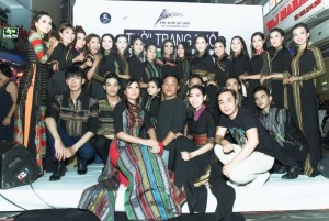 NTK Việt Hùng, đạo diễn Đỗ Kim Khánh cùng dàn mẫu danh tiếng Việt trong đêm diễn Thời trang Phố