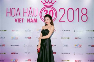 Á hậu Ngô Hồng Tâm diện bộ đầm đen huyền bí khác lạ so với các người đẹp khác