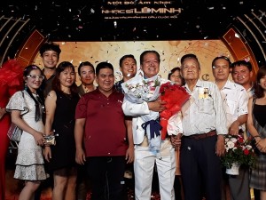 Đông đảo khán giả và các nghệ sĩ đến chúc mừng nhạc sĩ Lê Minh