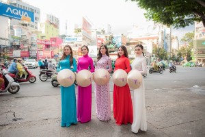 Hoa hậu Sonia Mansour (giữa) diện áo dài cùng Top 4 Hoa hậu Người Việt Liên Lục Địa trên đường phố Sài Gòn