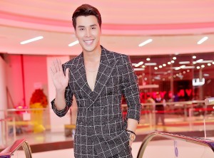 Nhiều phái đẹp mê mẫn với vẻ điển trai của Á Vương châu Á Hoàng Phi Kha