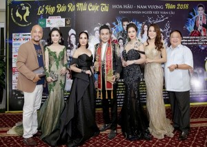 TĐD Vũ Huân (bìa trái), Nam vương Huy Hoàng (giữa), tiến sĩ Phan Thanh Long (cố vấn CT, bìa phải) và các nhà tài trợ