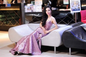 Hoa hậu đại sứ Phương Nguyễn trong trang phục dạ hội của Nhà thiết kế Đình Đình