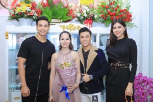 Giải đồng siêu mẫu 2018 Trịnh Văn Bảo, ca sĩ Aki Khoa và siêu mẫu Kim Huệ đến chúc mừng Á khôi Ngọc Linh (thứ 2 từ trái sang)