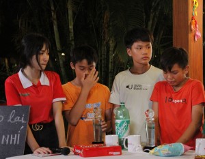 Bảo mẫu Hòa Minzy nghẹn ngào rơi nước mắt khi phải chia tay các cầu thủ nhí