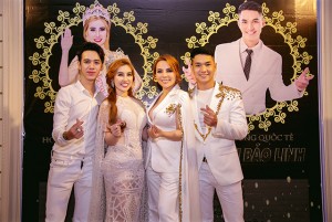 Đông đảo bạn bè, đồng nghiệp đến chúc mừng Nam vương Nguyễn Bảo Linh (phải)