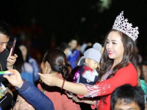 Á hậu Hiền Nguyễn trong chuyến đi phát quà tại Lạng Sơn