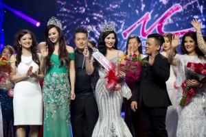 NTK Triệu Vy và các người đẹp trong phút đăng quang