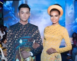 Á quân Vũ Linh và Á hậu H’Ăng Niê làm Vedette trong BST của NTK Việt Hùng trong đêm kỷ niệm 1 năm Thời Trang Phố