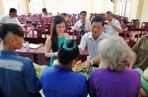 Hoa hậu Bella Phương Phạm cùng chồng tặng quà Tết cho bà con xã Hưng Mỹ, huyện Châu Thành, tỉnh Trà Vinh