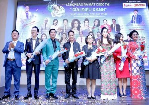 BTC tặng hoa cho Ban giám khảo cuộc thi