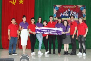 Nhiều nghệ sĩ không ngại vất vả cùng Á vương Hoàng Phi Kha đi làm từ thiện cuối năm