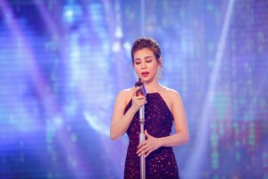 Ca sĩ Khánh Châu thể hiện ca khúc Hãy để em ra đi