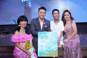 Nam vương Nguyễn Hoàng Khôi (thứ 2 từ trái sang) chụp hình lưu niệm với doanh nhân Phượng Lê người đấu giá thành công bức tranh của họa sĩ Lê Minh Châu (thứ 3) và Á hoàng Doanh nhân Đất Việt Nguyễn Thị Nhiều (mẹ Khôi)