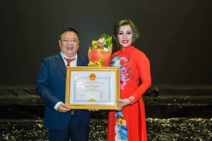 Lãnh đạo tỉnh Quảng Ngãi tặng bằng khen cho Hoa hậu Châu Mai Thảo vì những đóng góp cho địa phương