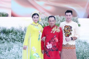 NTK Nguyễn Tuấn (giữa) và Nam vương Áo dài Bến Tre 2019 Minh Tân và Hoa khôi Áo dài Bến Tre 2019 Bảo Trân
