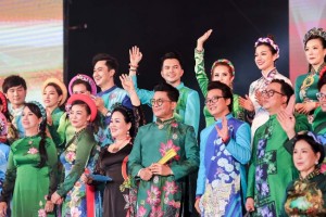 90 văn nghệ sĩ nổi tiếng lộng lẫy diện Áo dài của NTK Việt Hùng tại Lễ hội Áo dài TP.HCM 2019