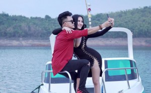 Lưu Chấn Long và "người yêu" tình tứ trên thuyền