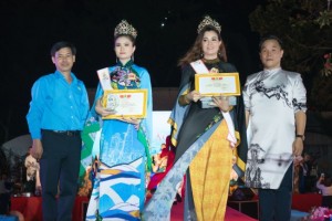 NTK Việt Hùng và ông Nguyễn Việt Dũng – Chủ tịch CĐVC Tỉnh BR-VT trao vương miện Hoa khôi cho thí sinh Huất Thái Phương Thủy và Phạm Thị Kim Phụng