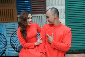 DVĐA Phương Dung và VĐV bơi lội Hồng Lợi trong tà áo dài của NTK Việt Hùng