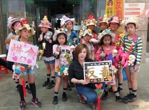 Hoa hậu Châu Mai Thảo và các em tham gia liên hoan giao lưu tại Đài Trung