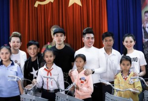 Nam vương Hoàng Gia Lâm (áo trắng)